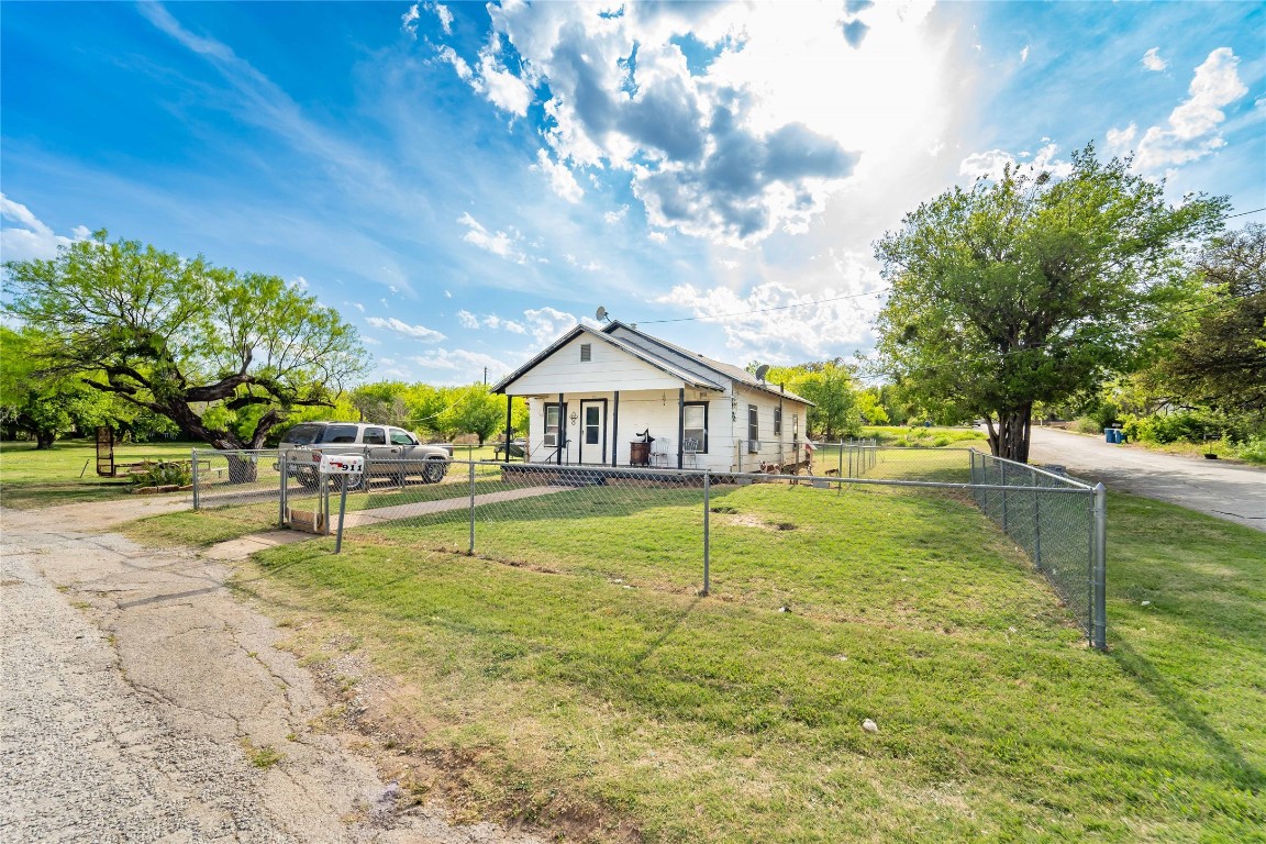 911 N Court Street Breckenridge TX 76424