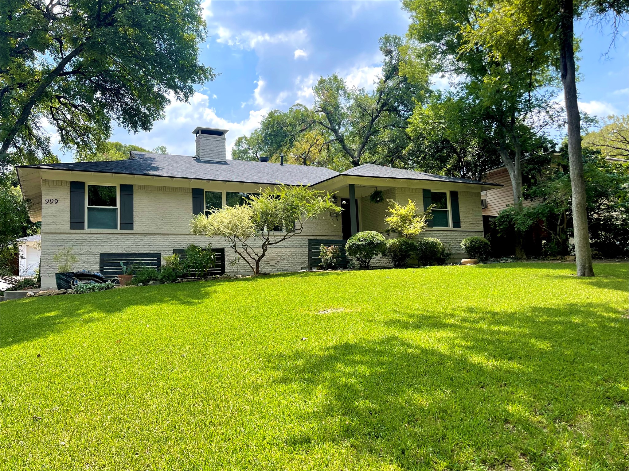 999 S Rustic Circle Dallas TX 75218