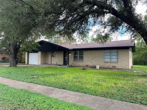 1706 Virginia Place Cleburne TX 76033