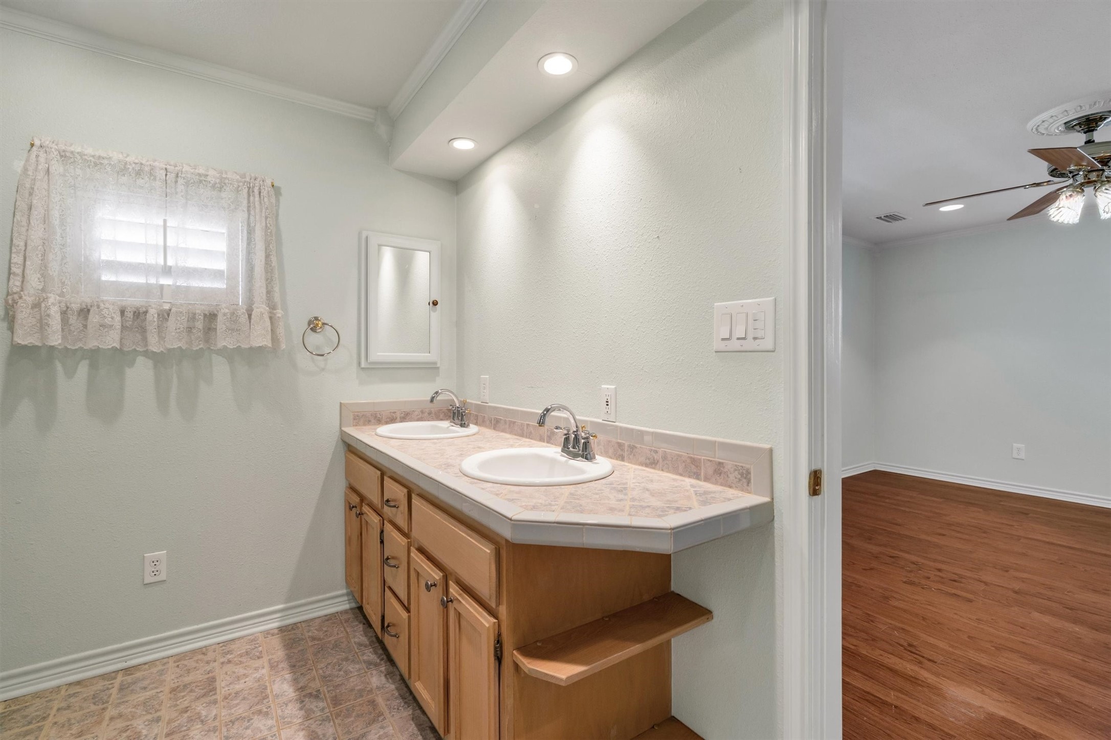 1832 Wonderlight Lane Dallas TX 75228