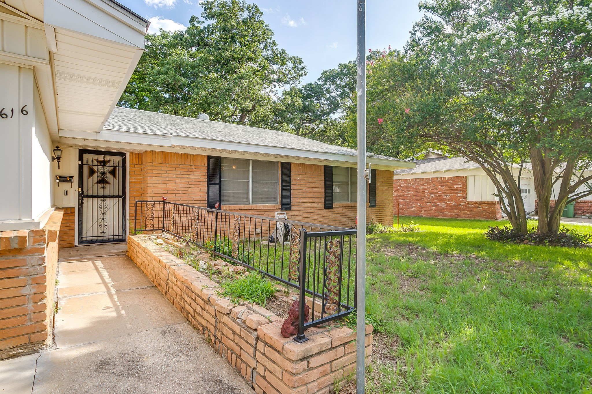 616 Post Oak Drive Hurst TX 76053
