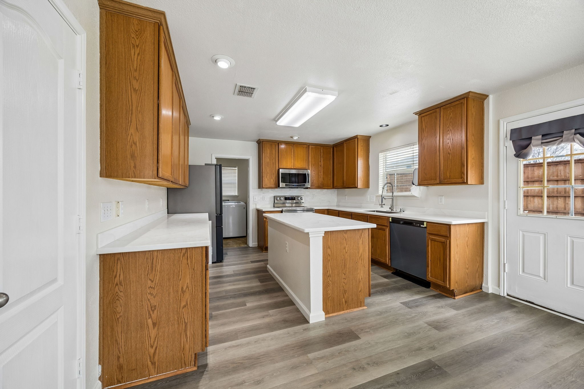 4706 Creekview Lane Balch Springs TX 75180