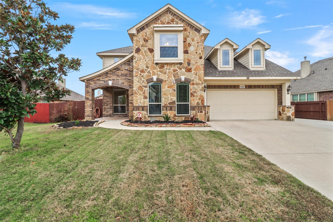 2215 Palmer Trail Grand Prairie TX 75052