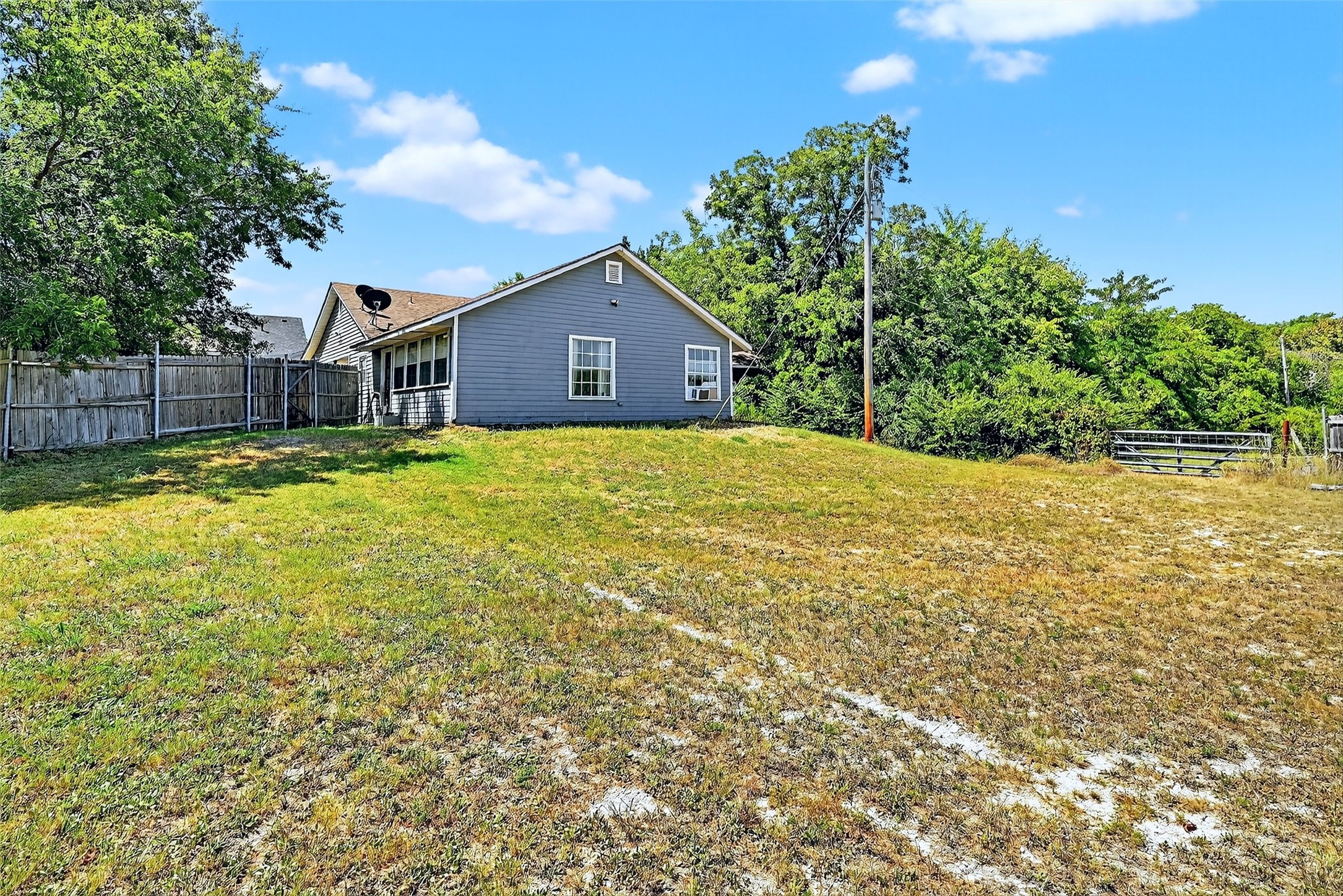 602 1/2 W Grand Street Whitewright TX 75491