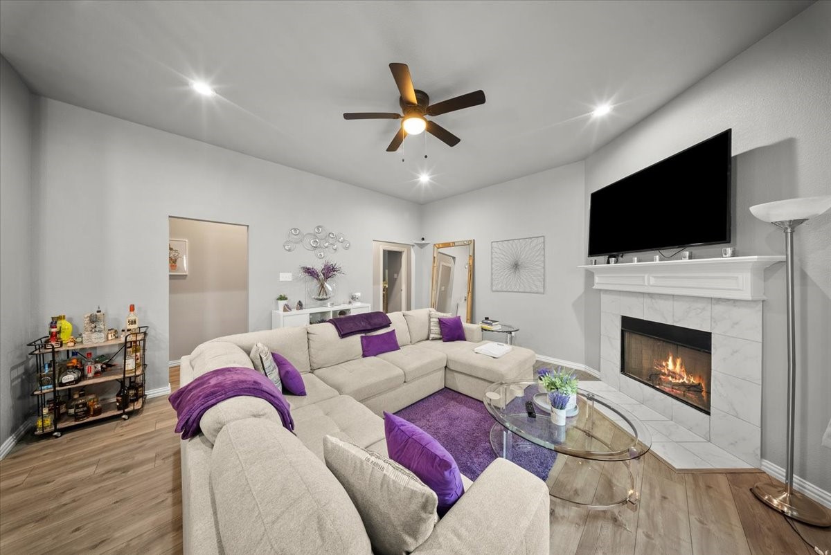 5312 Black Hawk Street Dallas TX 75212