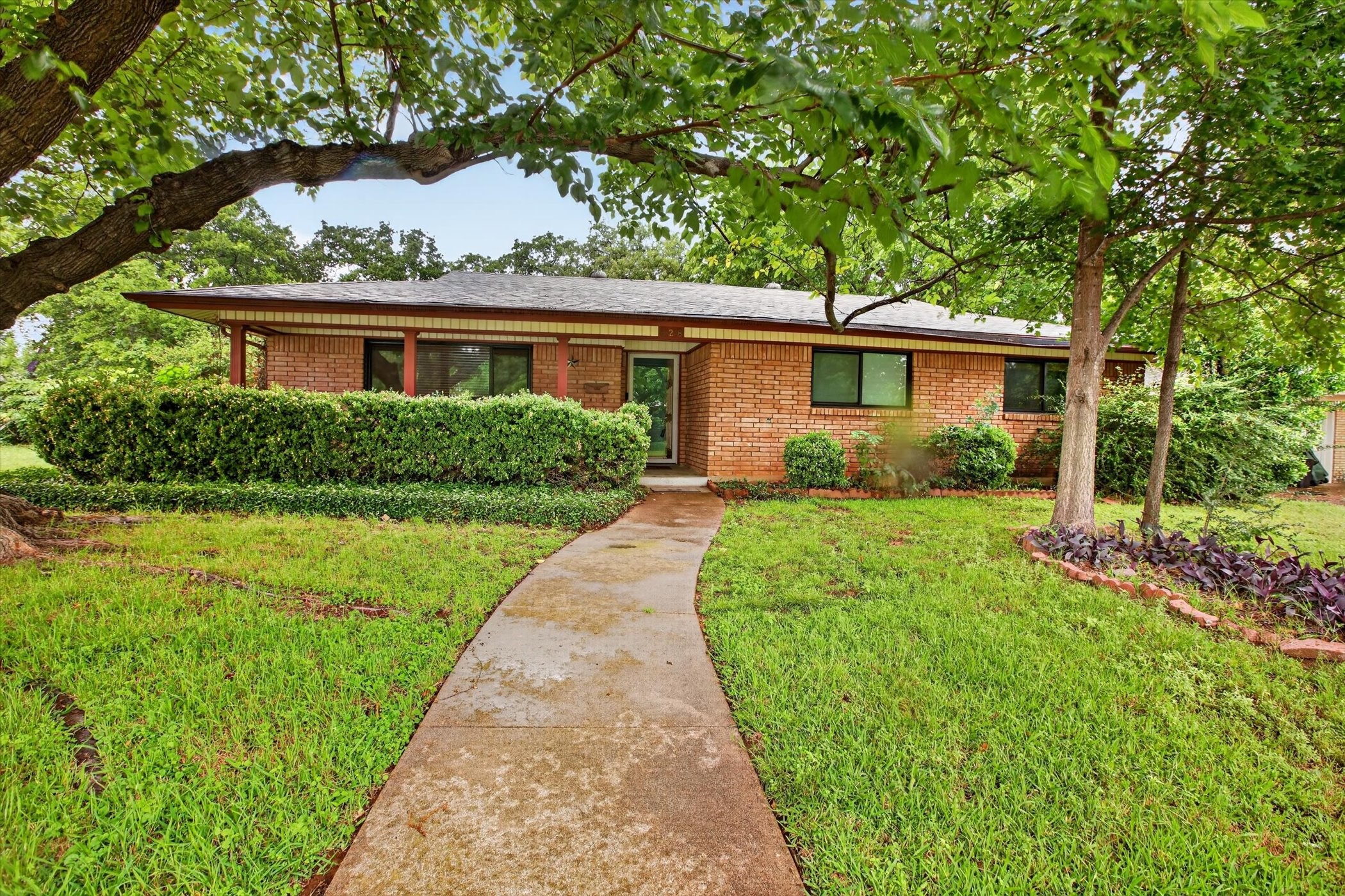628 W Redbud Drive Hurst TX 76053