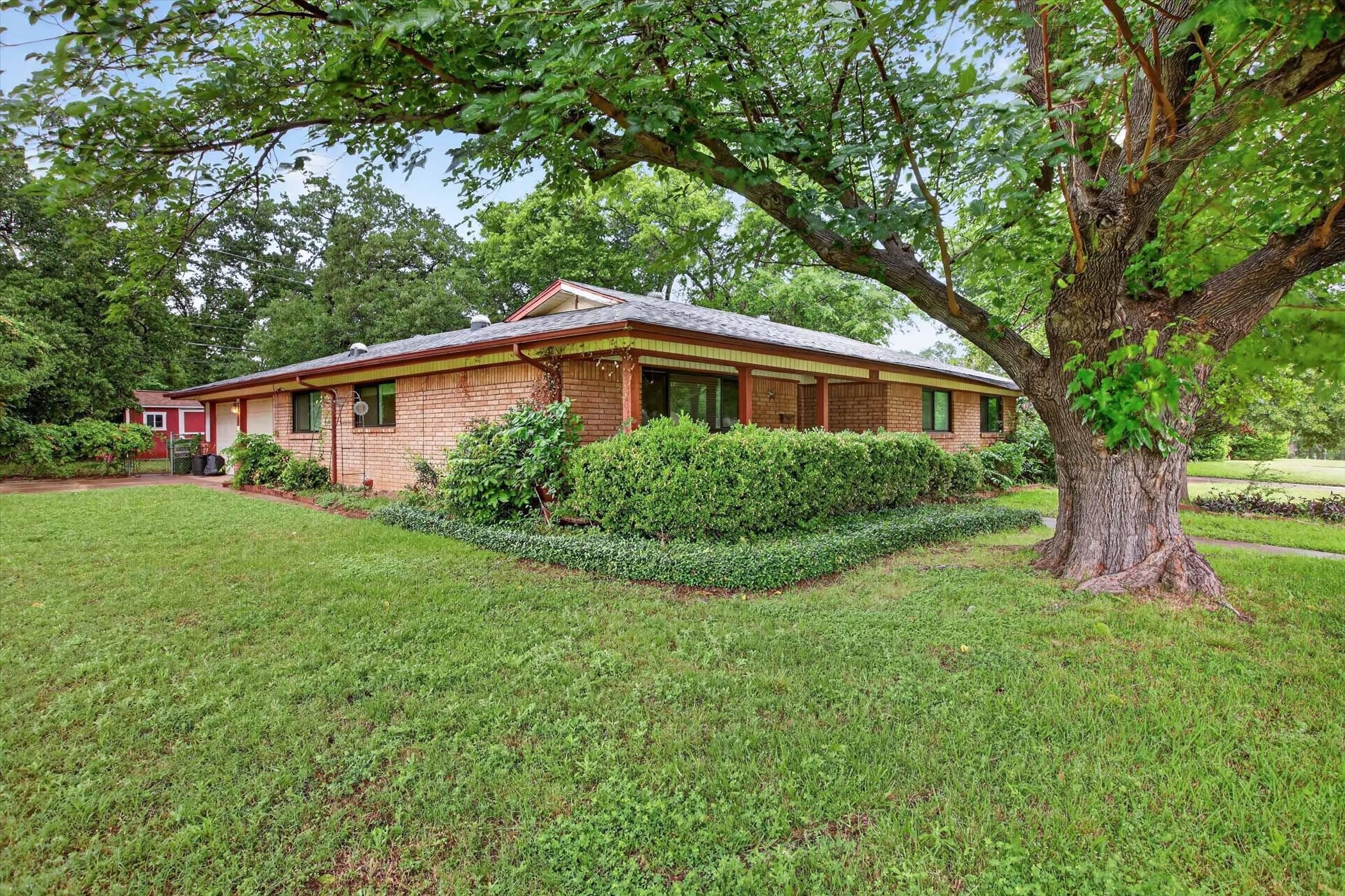 628 W Redbud Drive Hurst TX 76053