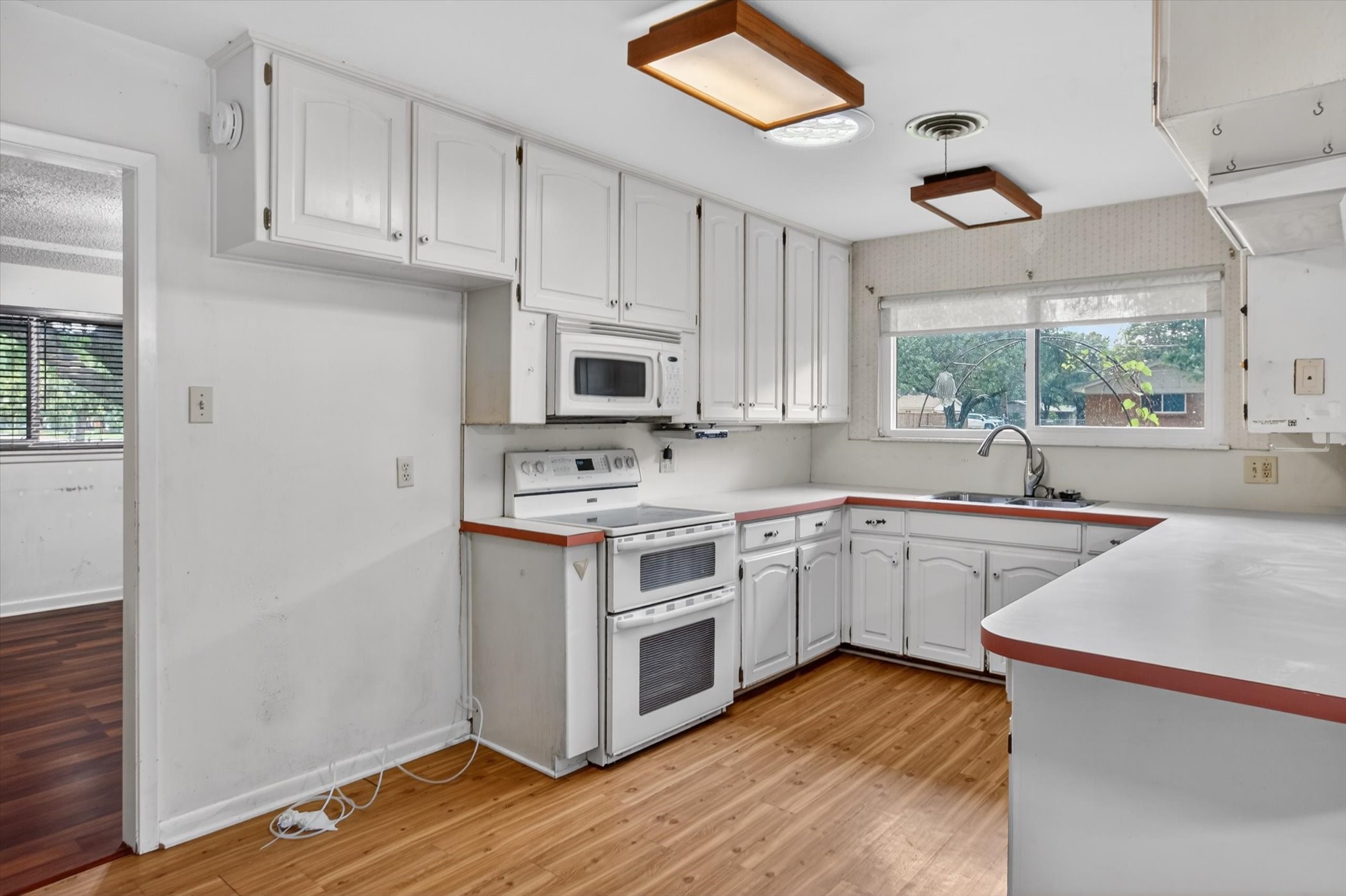 628 W Redbud Drive Hurst TX 76053
