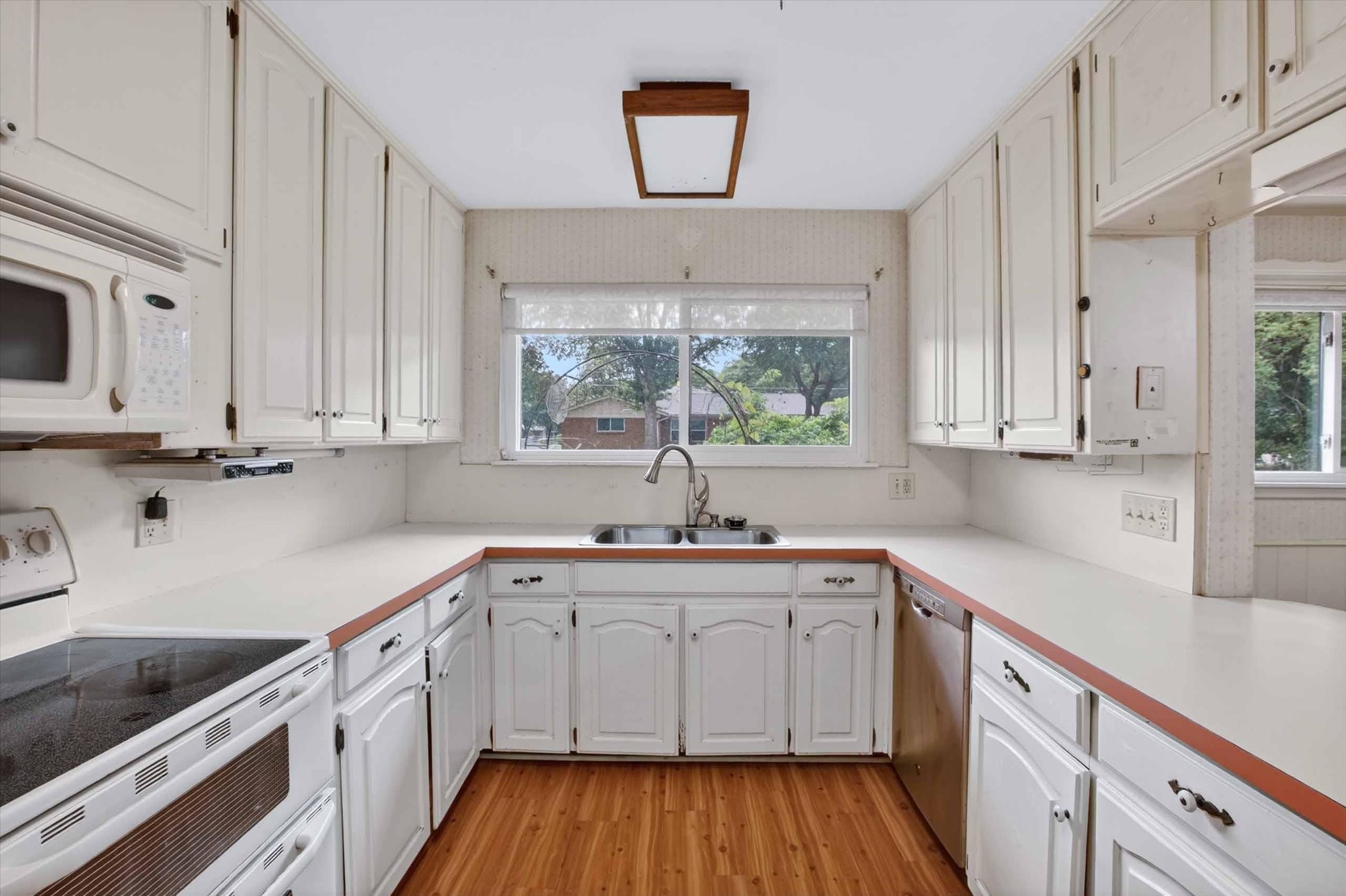 628 W Redbud Drive Hurst TX 76053