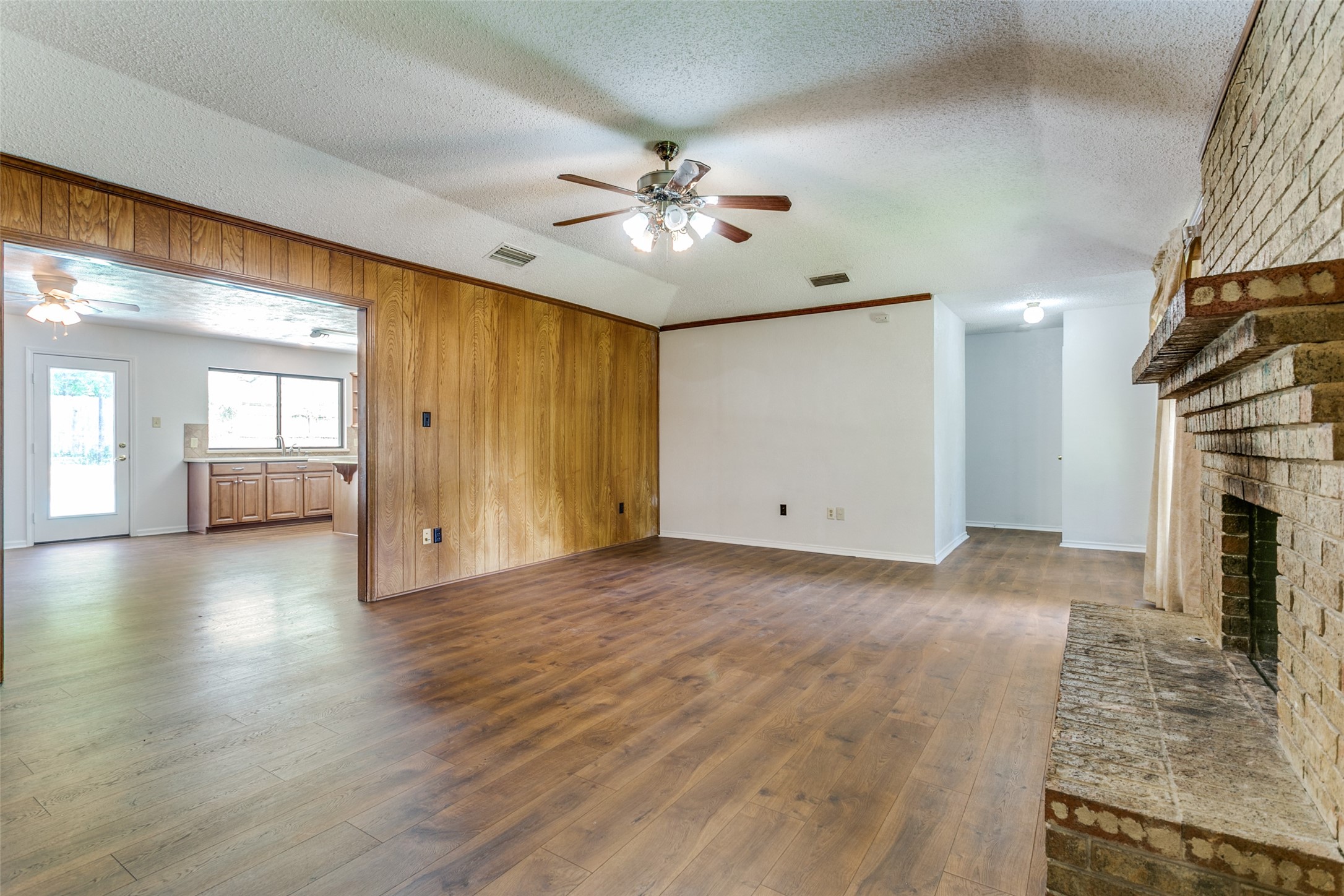 805 S Atkerson Lane Euless TX 76040
