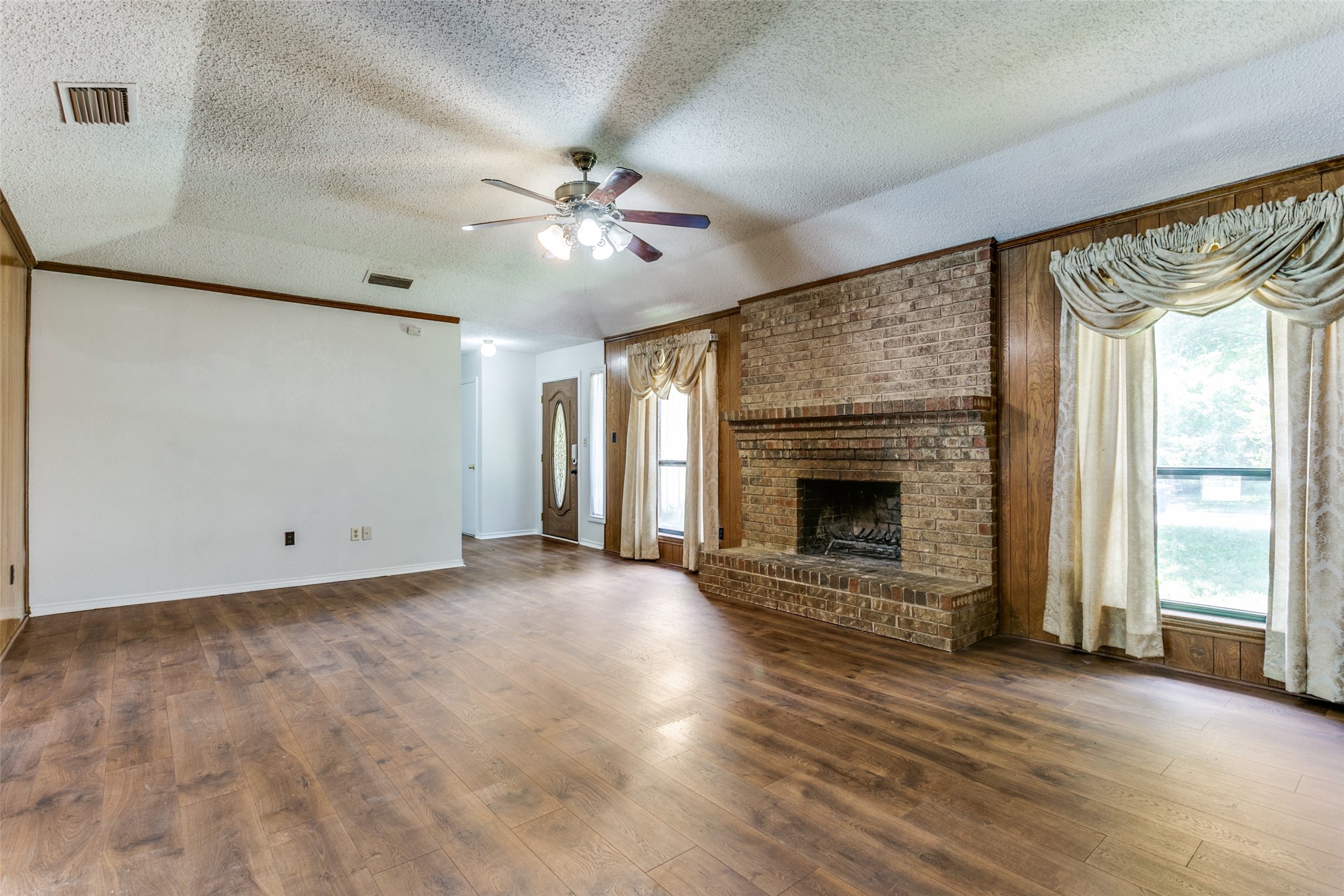 805 S Atkerson Lane Euless TX 76040