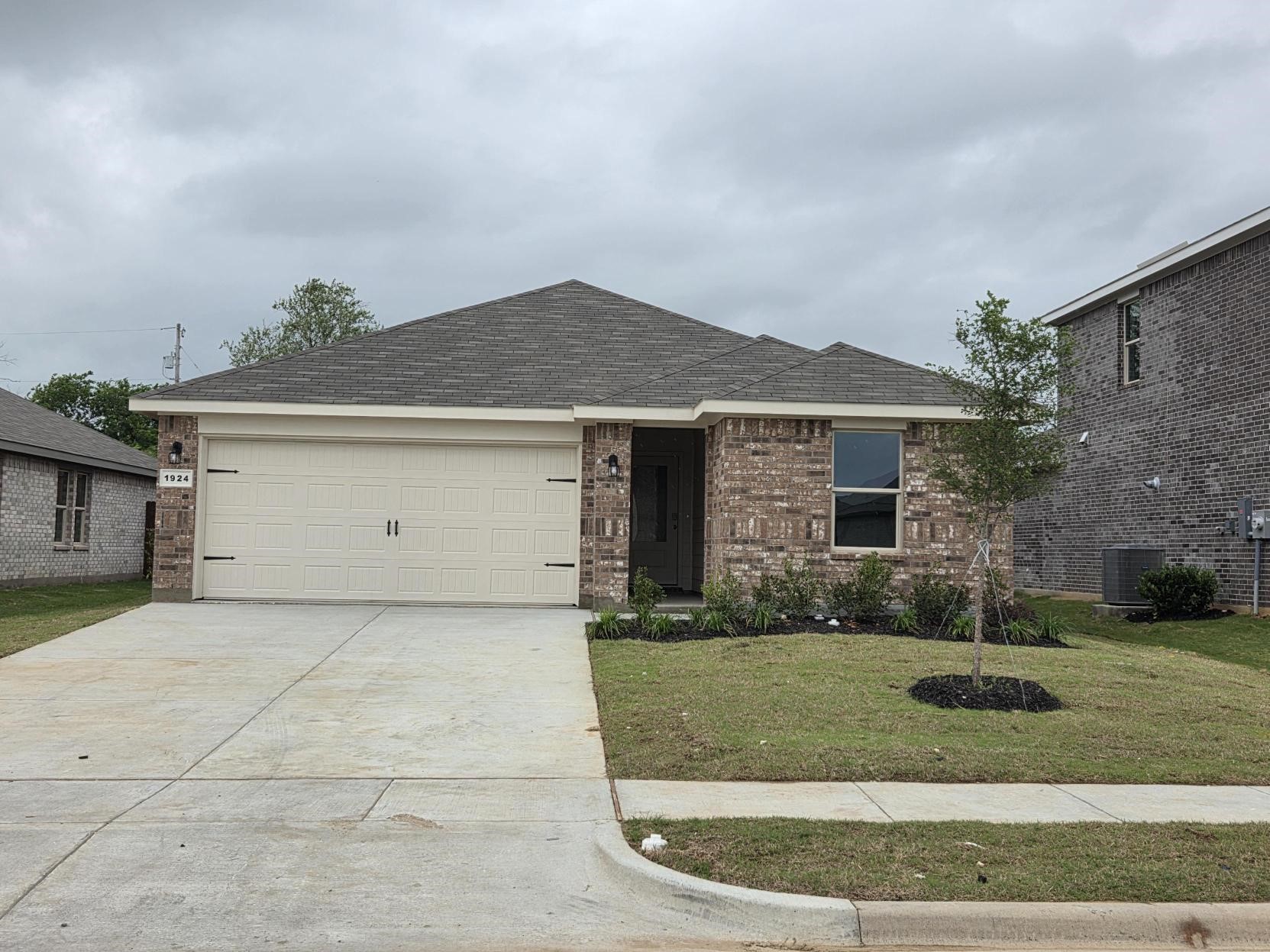 1924 Cherokee Lane Cleburne TX 76033