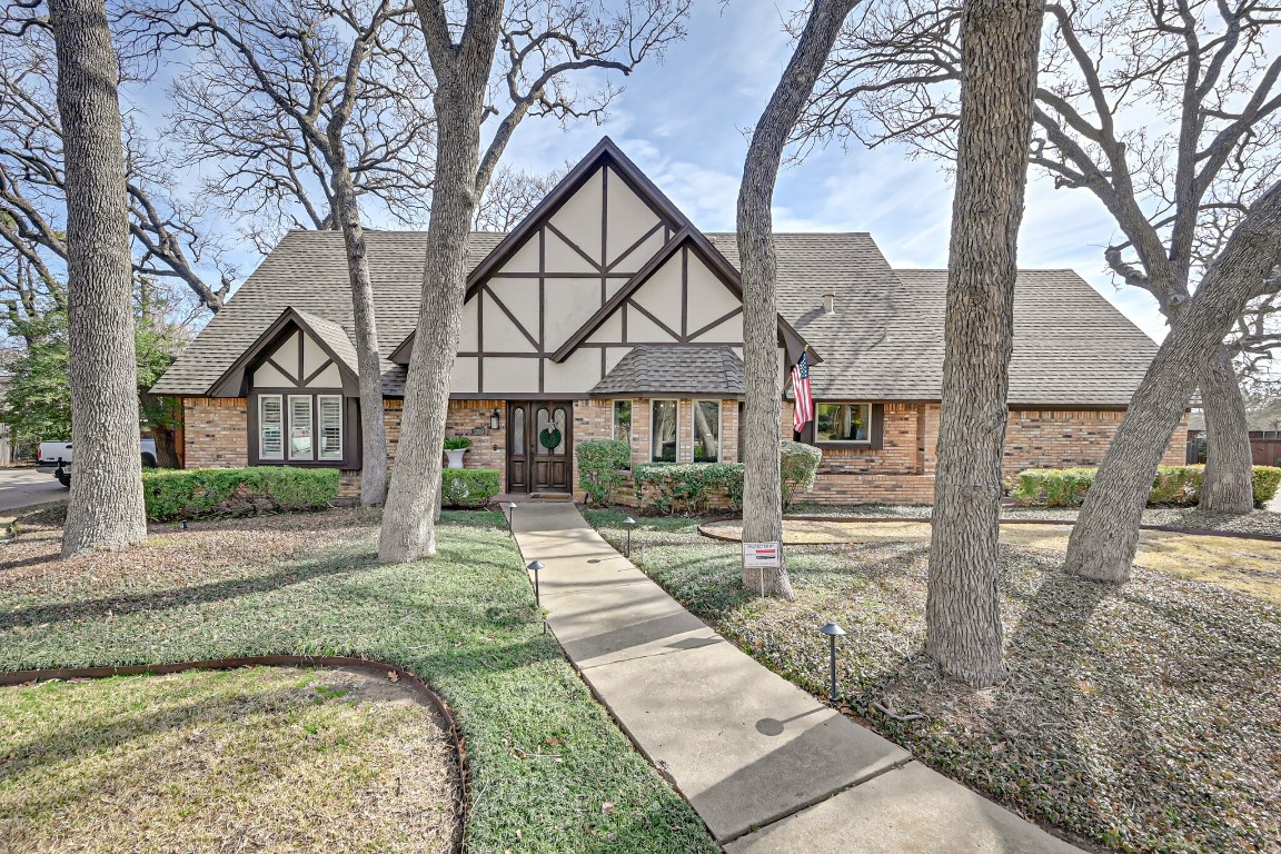 5200 Hidden Oaks Court Arlington TX 76017
