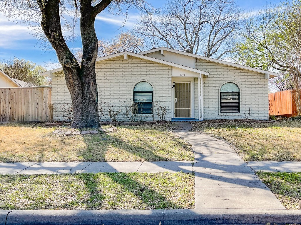 1421 Meandering Way Garland TX 75040