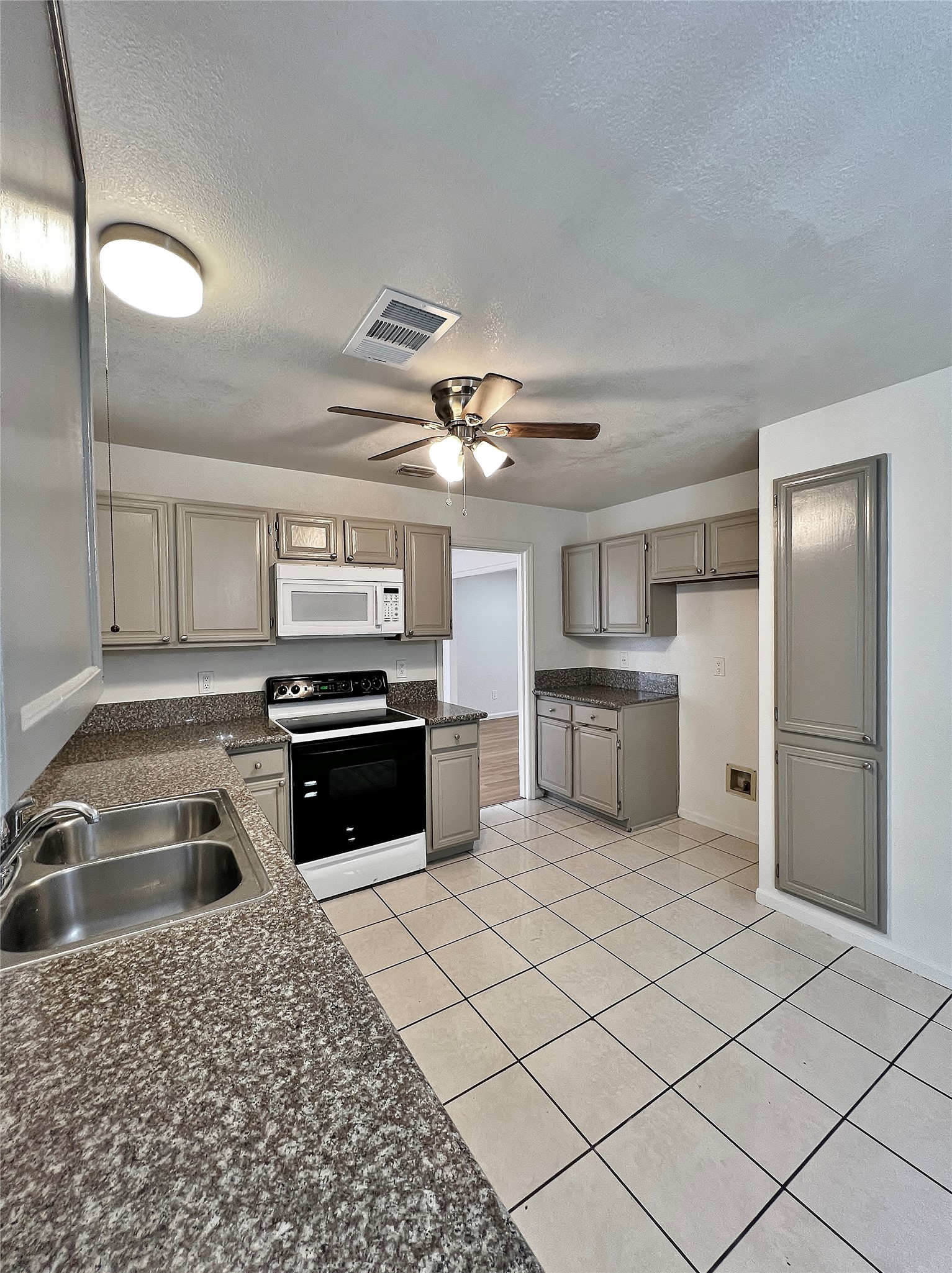 6104 Bay Hill Arlington TX 76018
