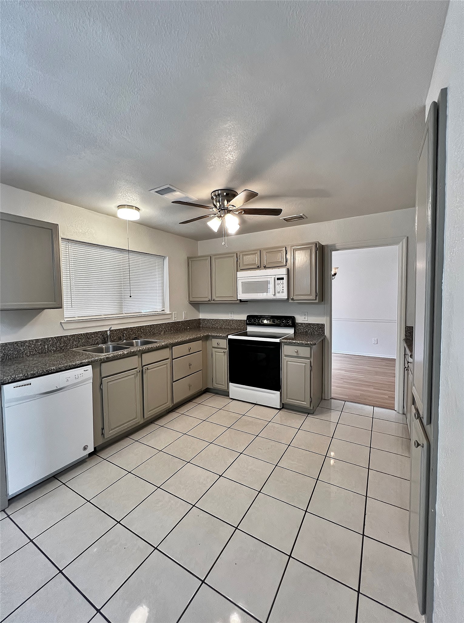 6104 Bay Hill Arlington TX 76018