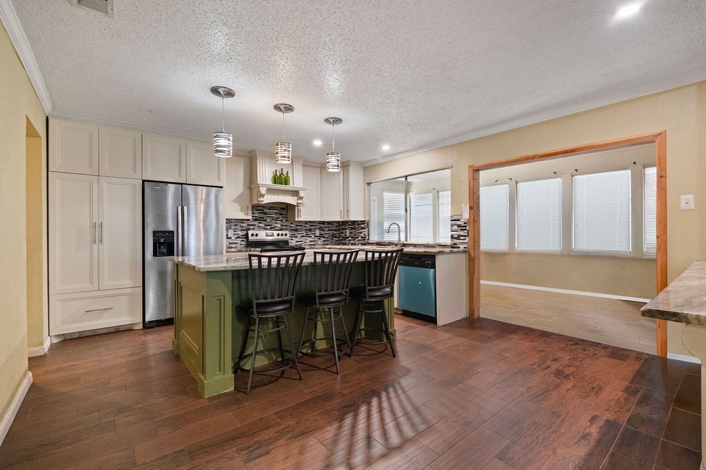 948 Meadowcove Circle Garland TX 75043