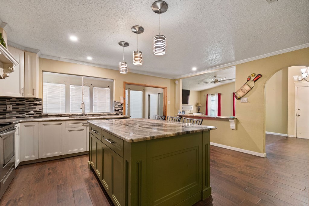 948 Meadowcove Circle Garland TX 75043