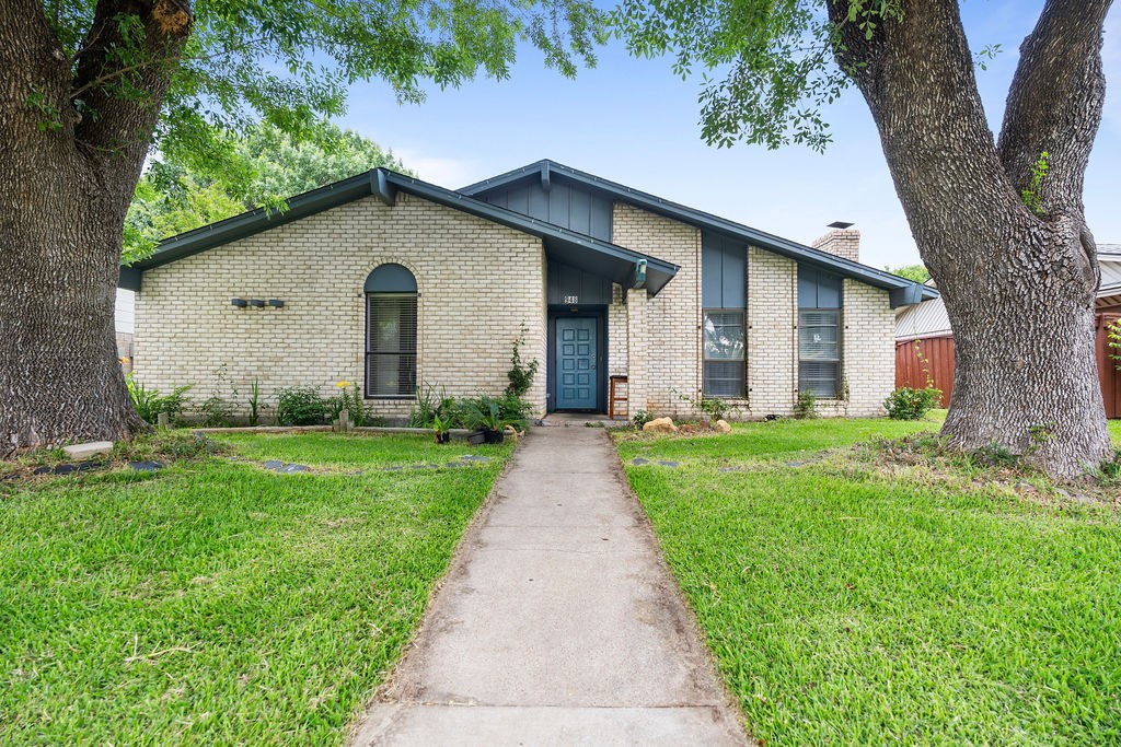 948 Meadowcove Circle Garland TX 75043