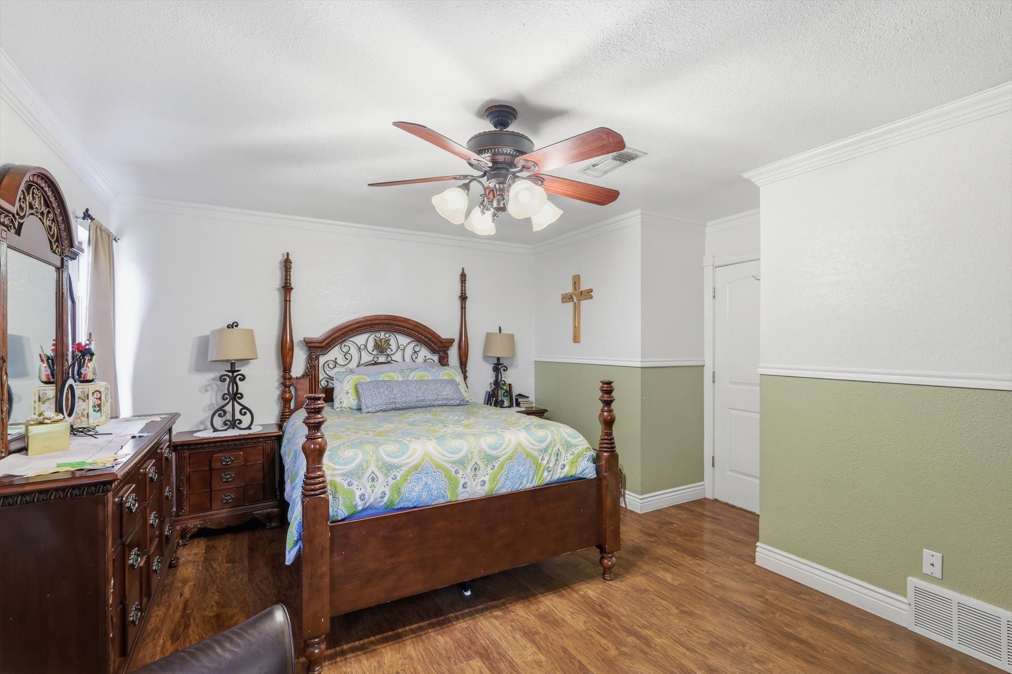 433 Overcrest Drive Benbrook TX 76126