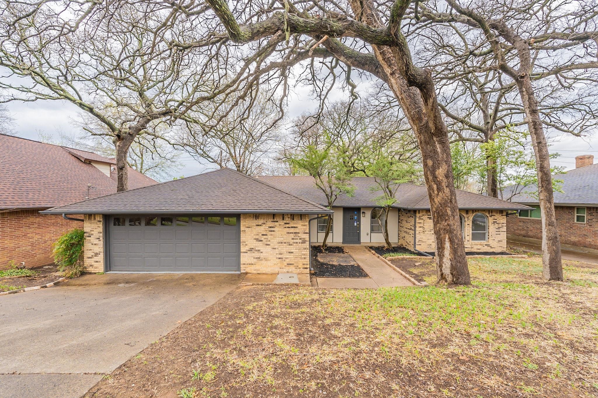 2105 Castle Oaks Drive Arlington TX 76012
