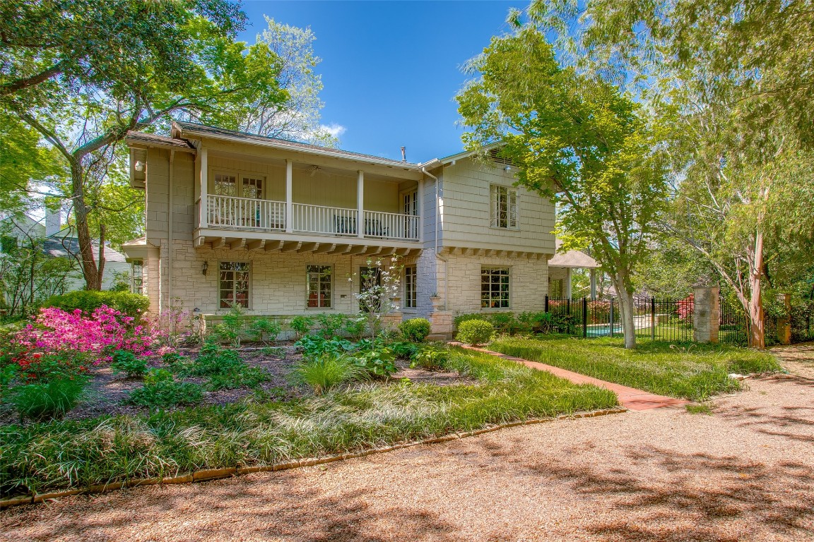 1105 N Canterbury Court Dallas TX 75208