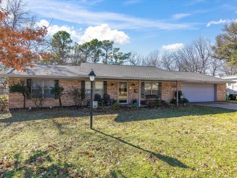 704 Preston Street Bowie TX 76230