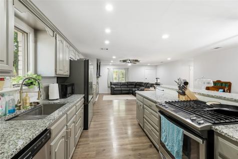 588 Pine Street Lewisville TX 75057