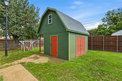 588 Pine Street Lewisville TX 75057