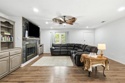 588 Pine Street Lewisville TX 75057