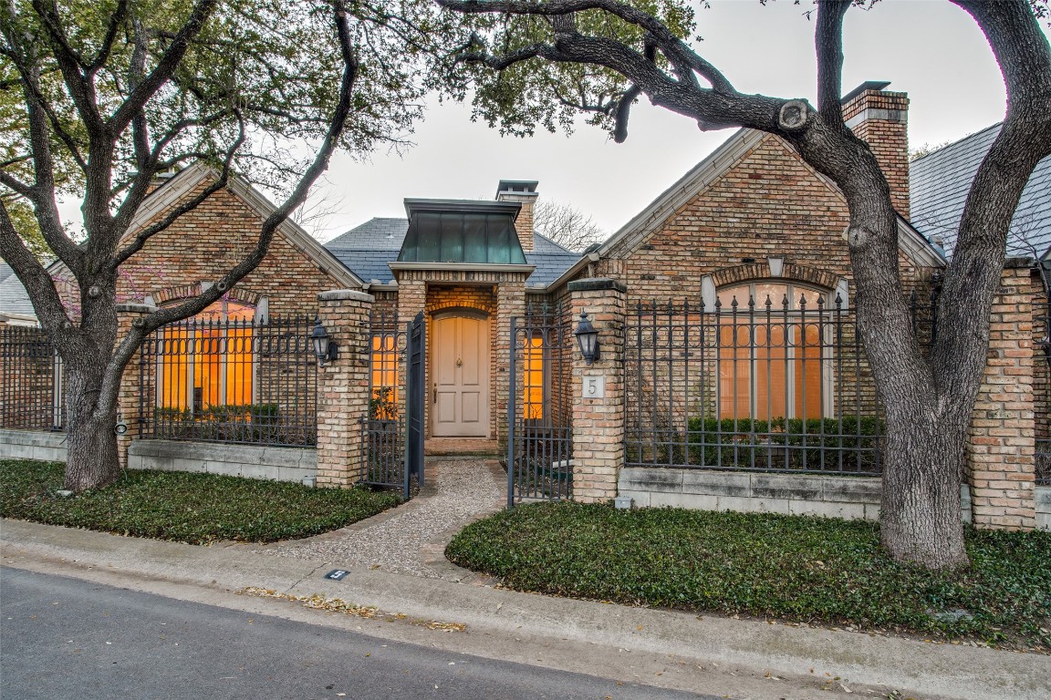5 Stonecourt Drive Dallas TX 75225