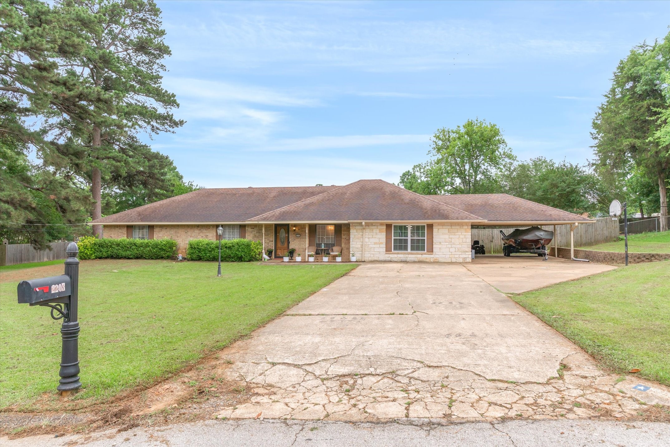 2203 Woodbine Drive Gladewater TX 75647