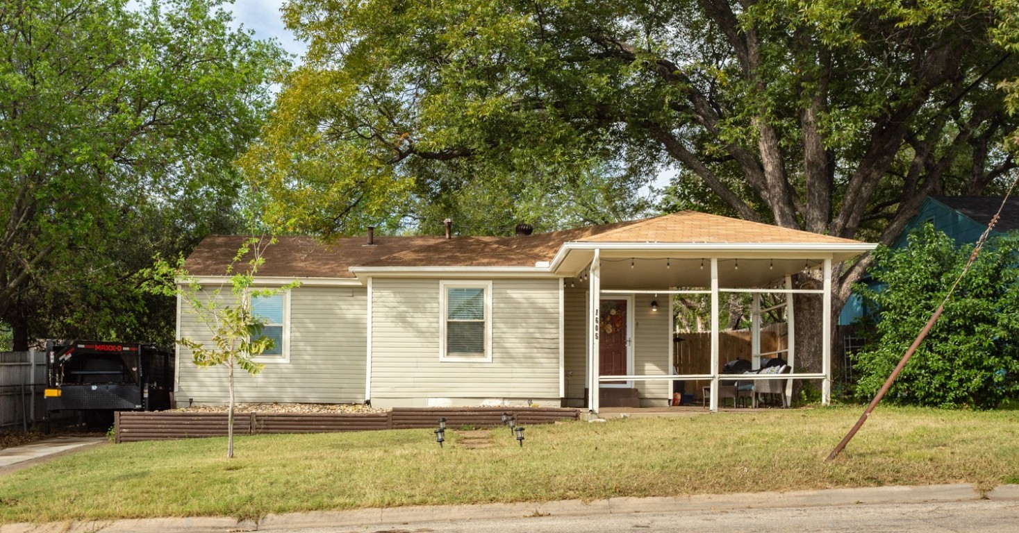 1605 Montrose Drive River Oaks TX 76114