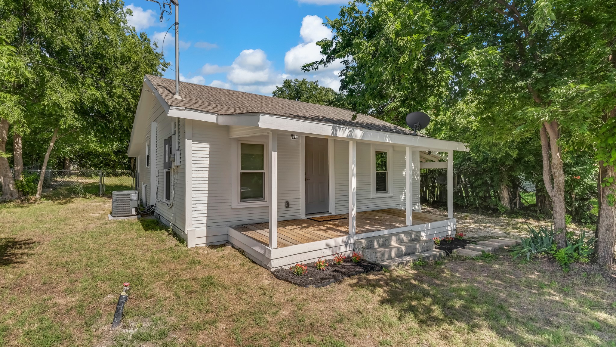 1220 N Rusk Street Weatherford TX 76086