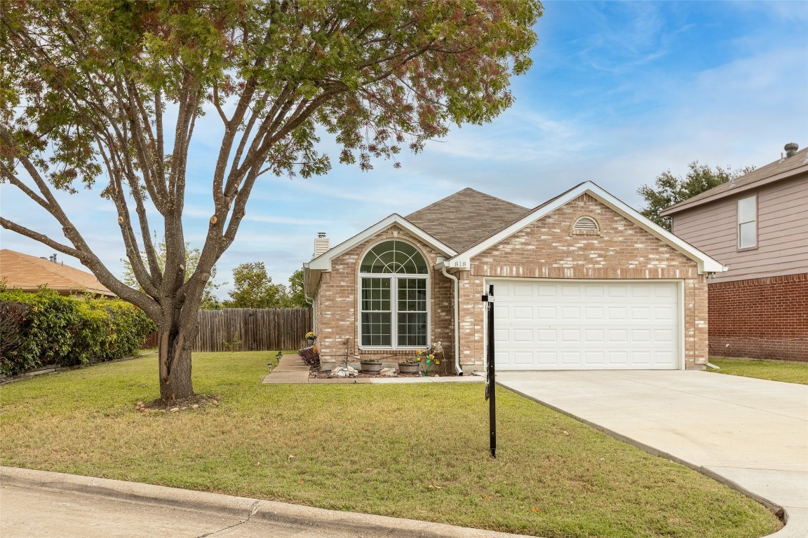 818 Forest Oaks Drive Grand Prairie TX 75052