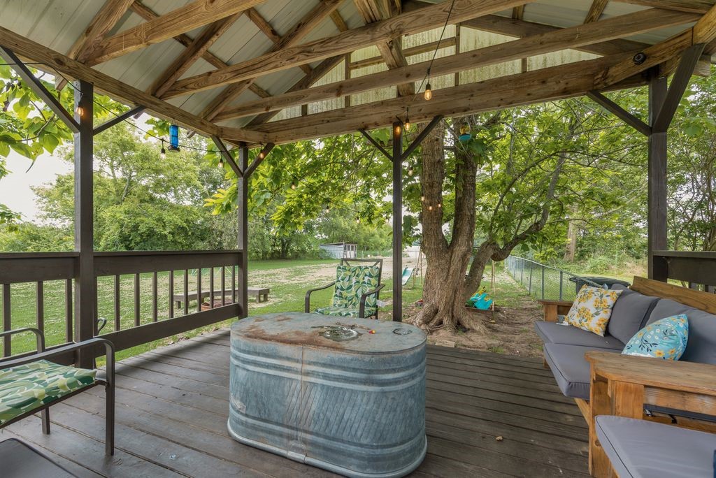 393 County Road 3320 Greenville TX 75402