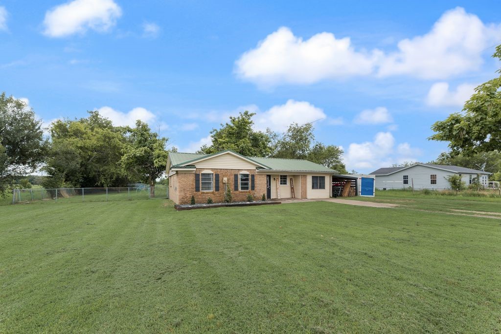 393 County Road 3320 Greenville TX 75402