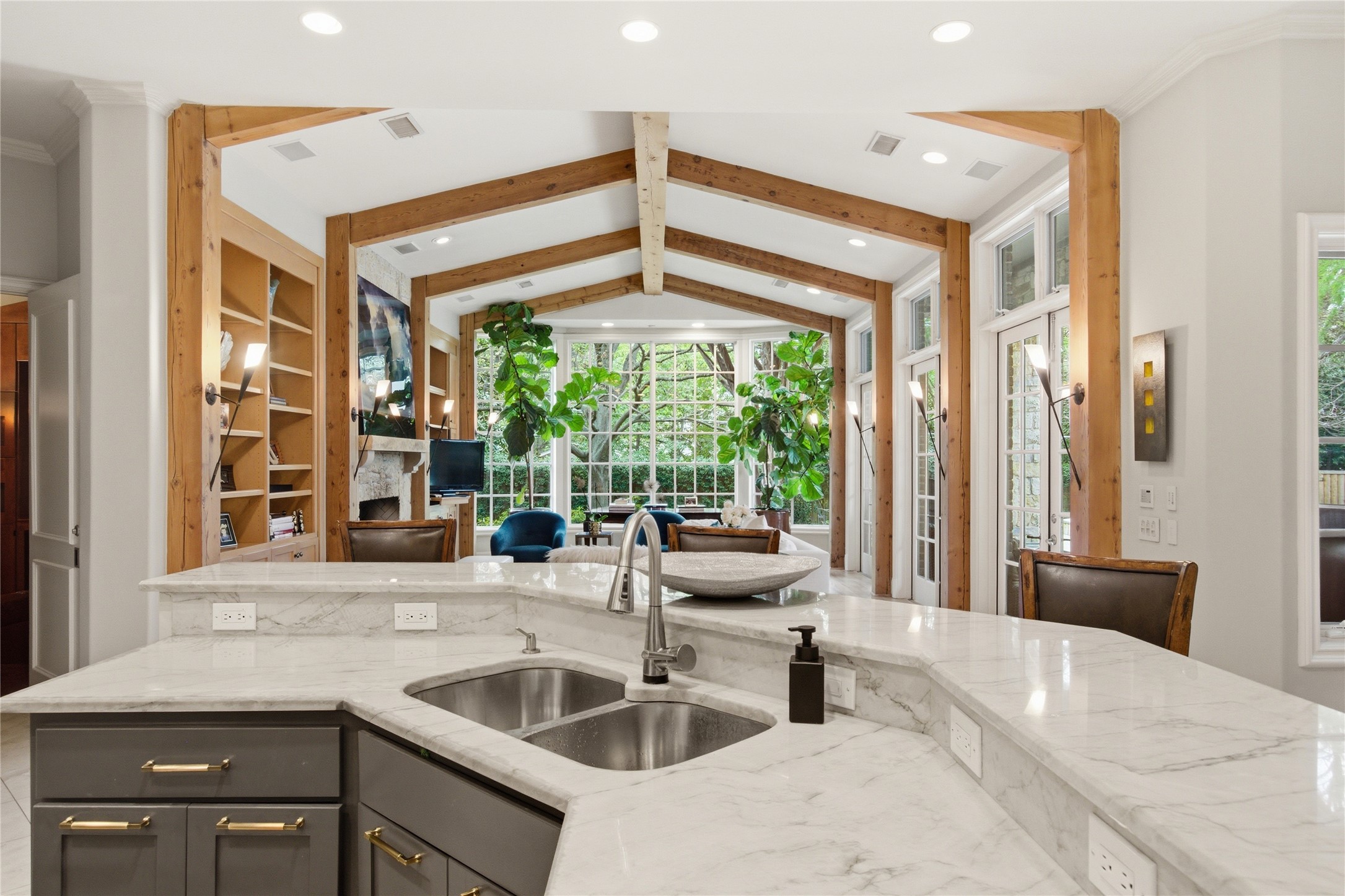 6230 Woodland Drive Dallas TX 75225