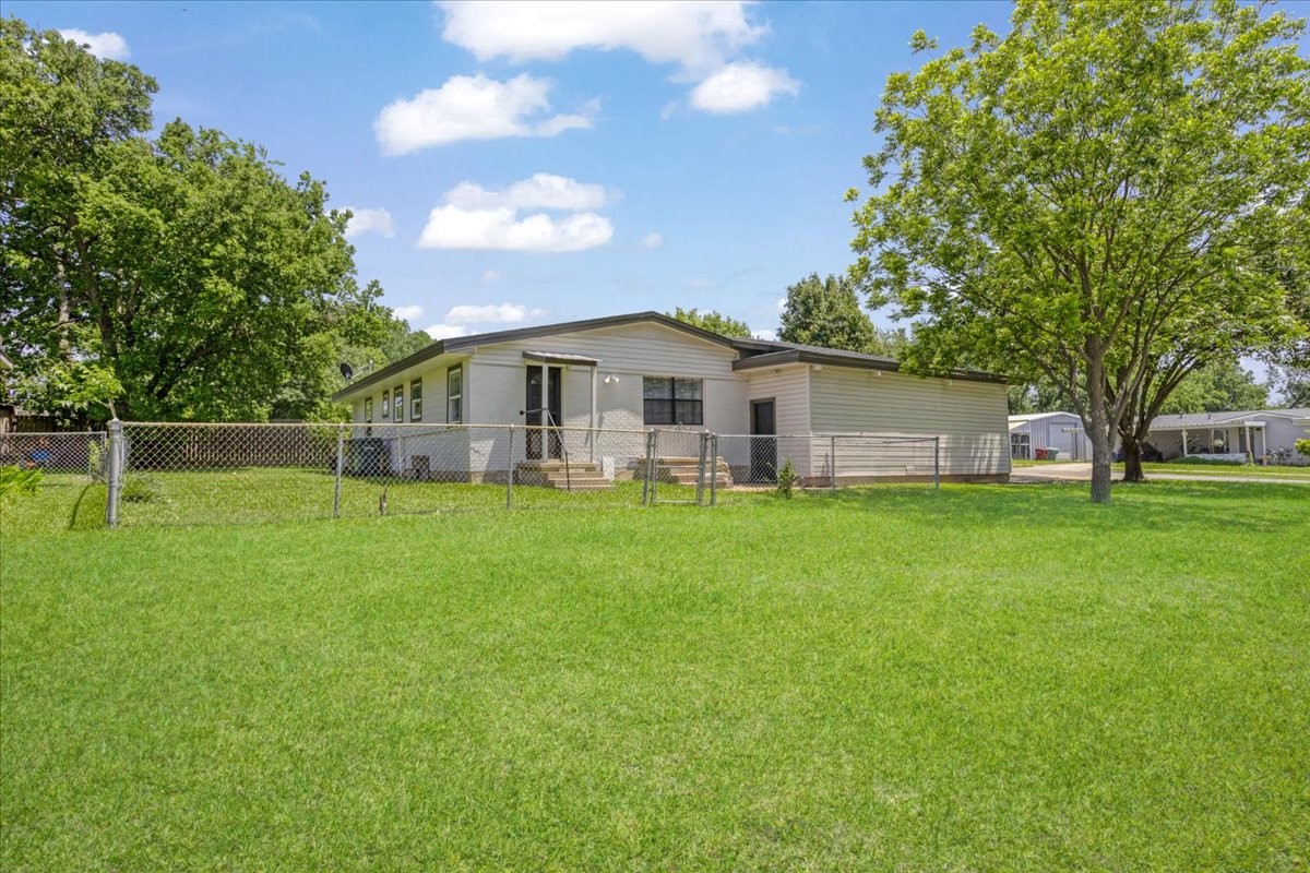 1815 W Brockett Street Sherman TX 75092