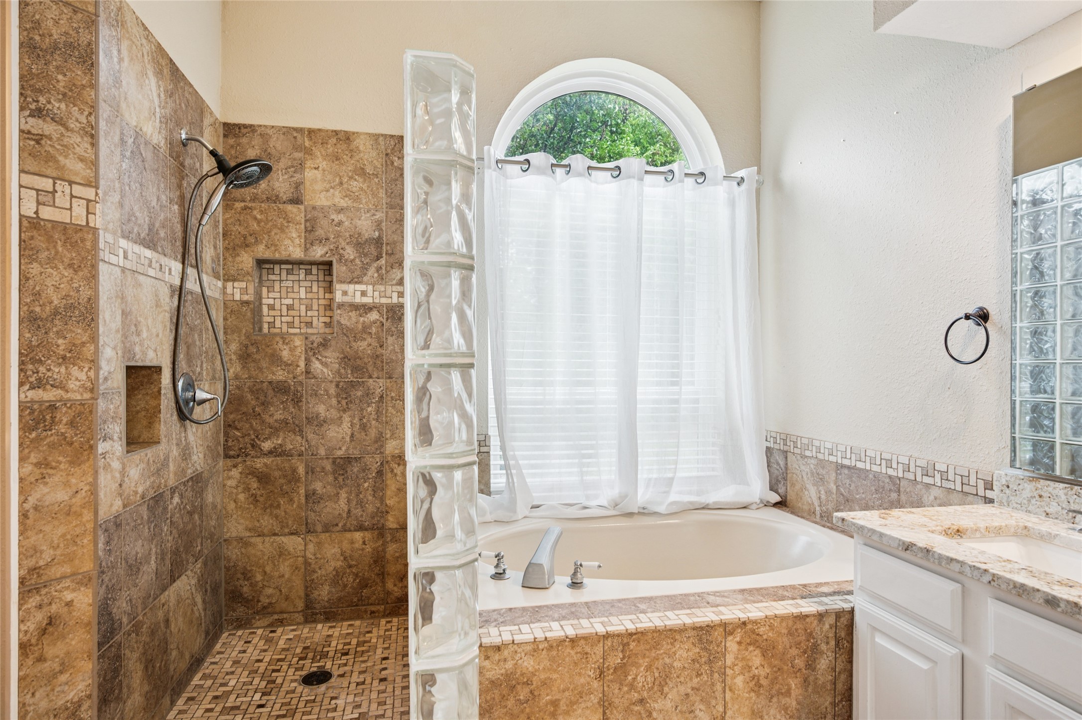 2726 Winding Hollow Lane Arlington TX 76006