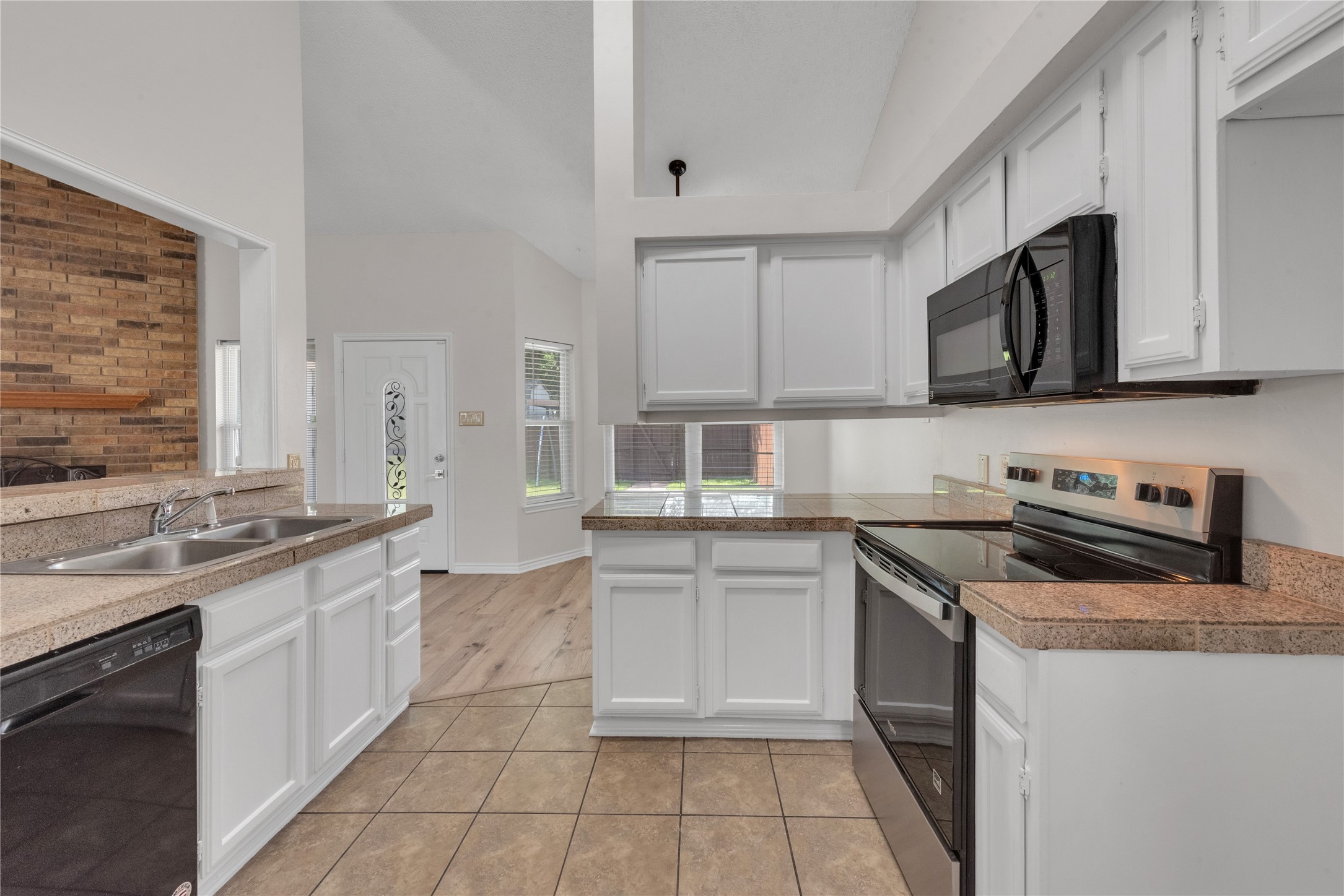 613 Canterbury Street Euless TX 76039