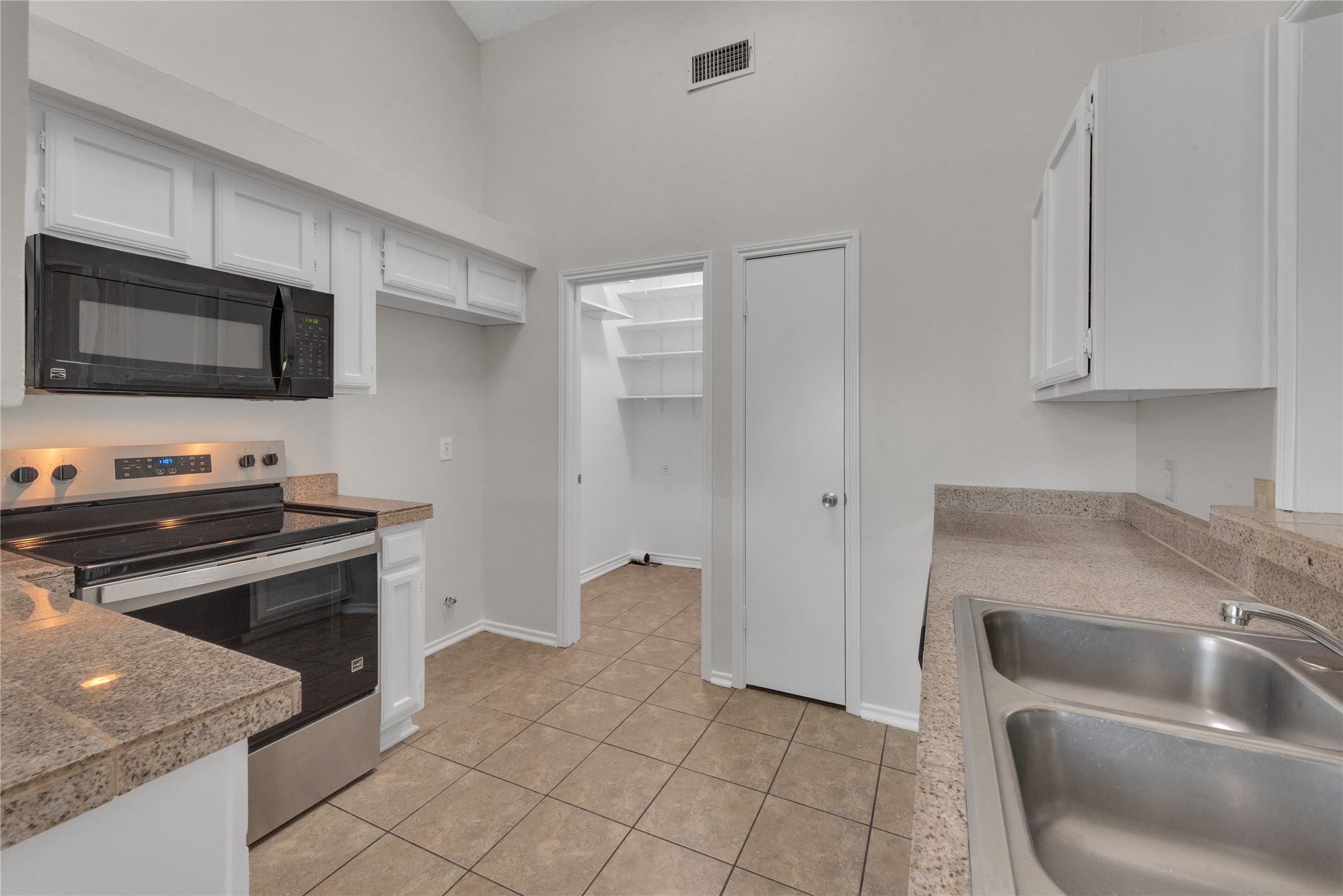 613 Canterbury Street Euless TX 76039