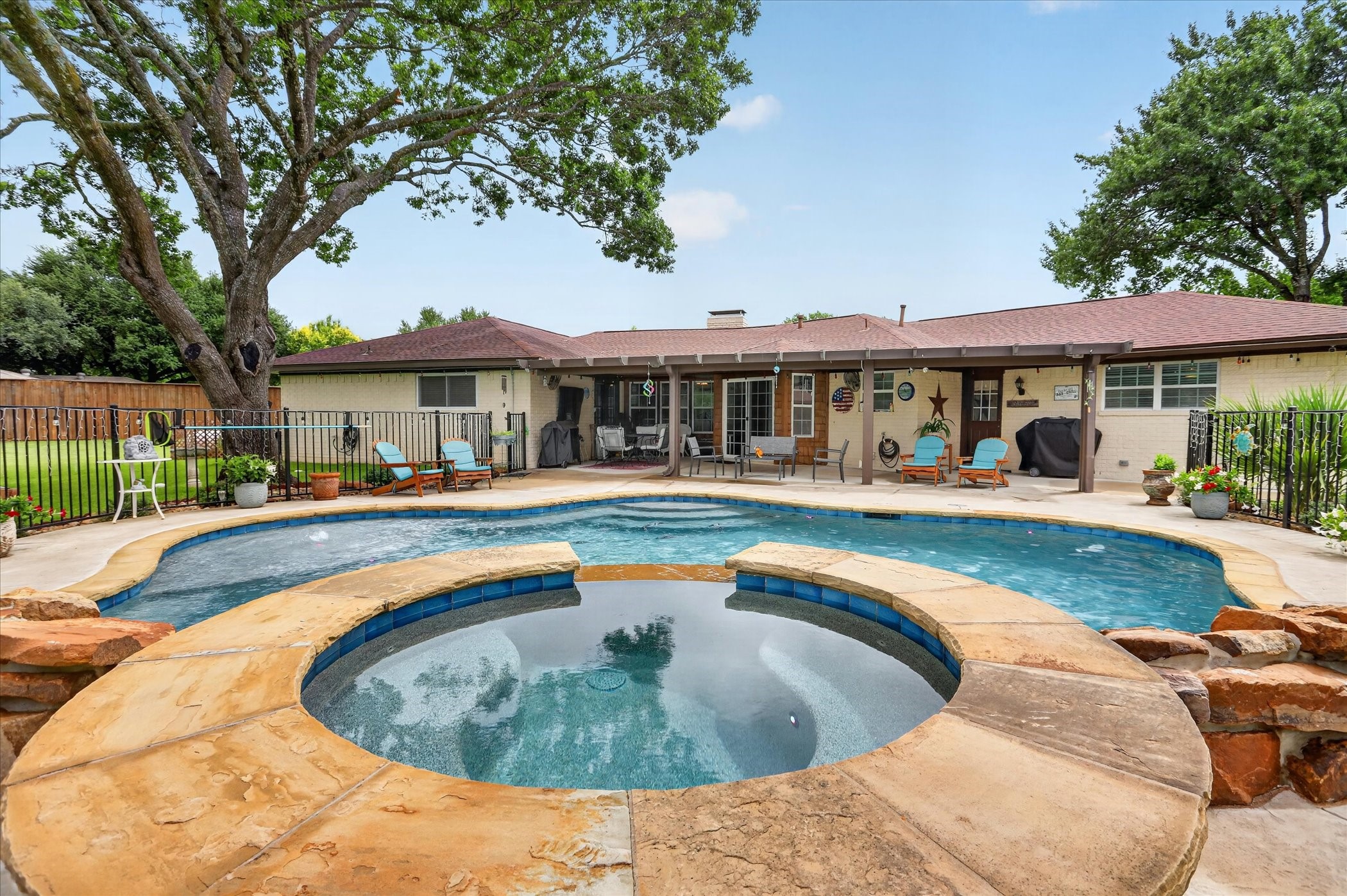 105 Elm Drive Oak Leaf TX 75154