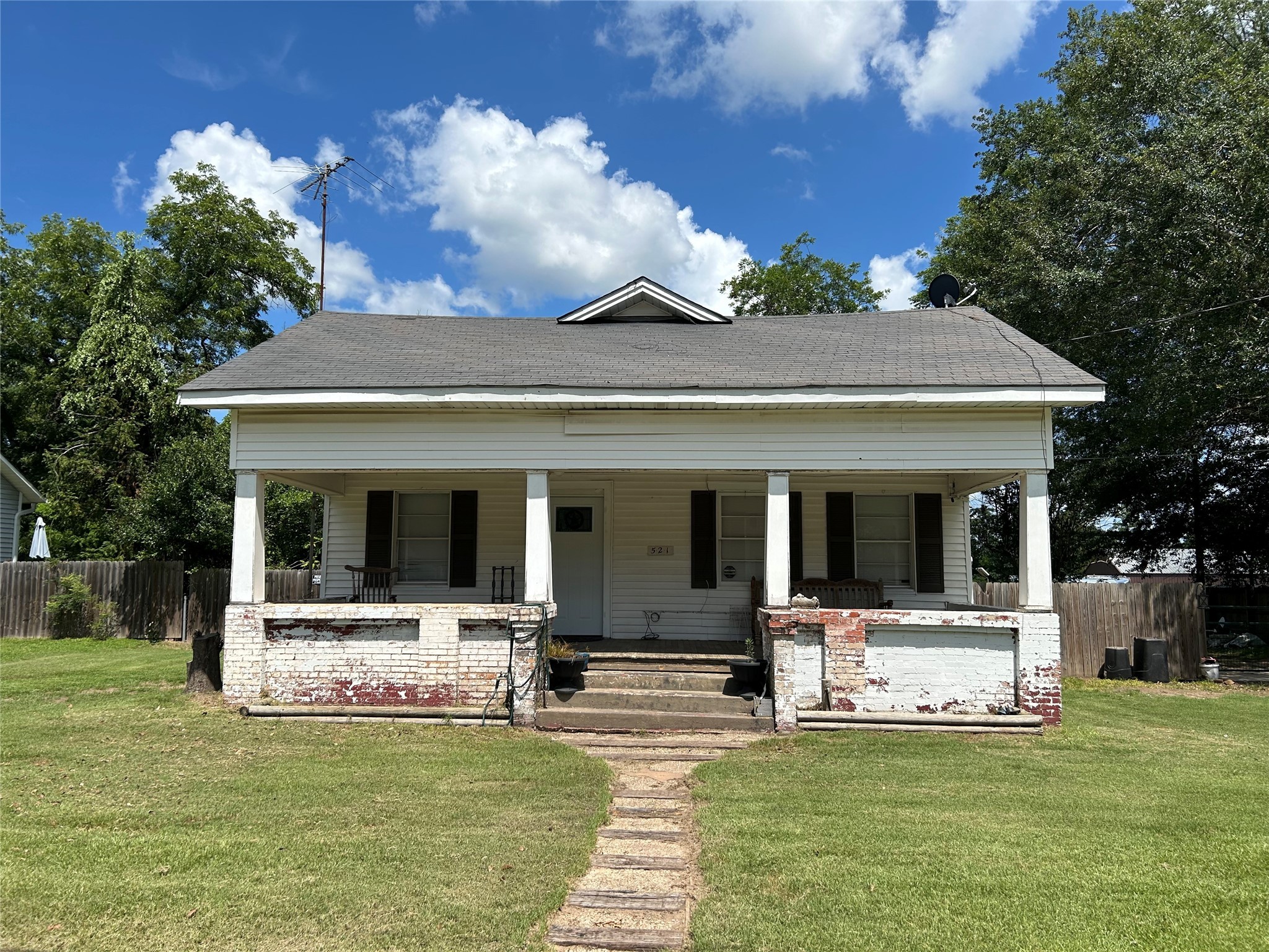 521 N Montgomery Street Gilmer TX 75644