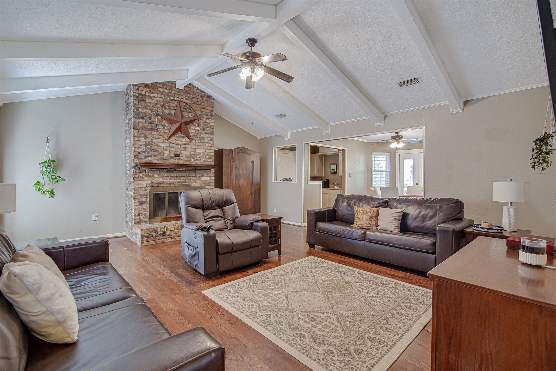 1910 New Castle Court Arlington TX 76013