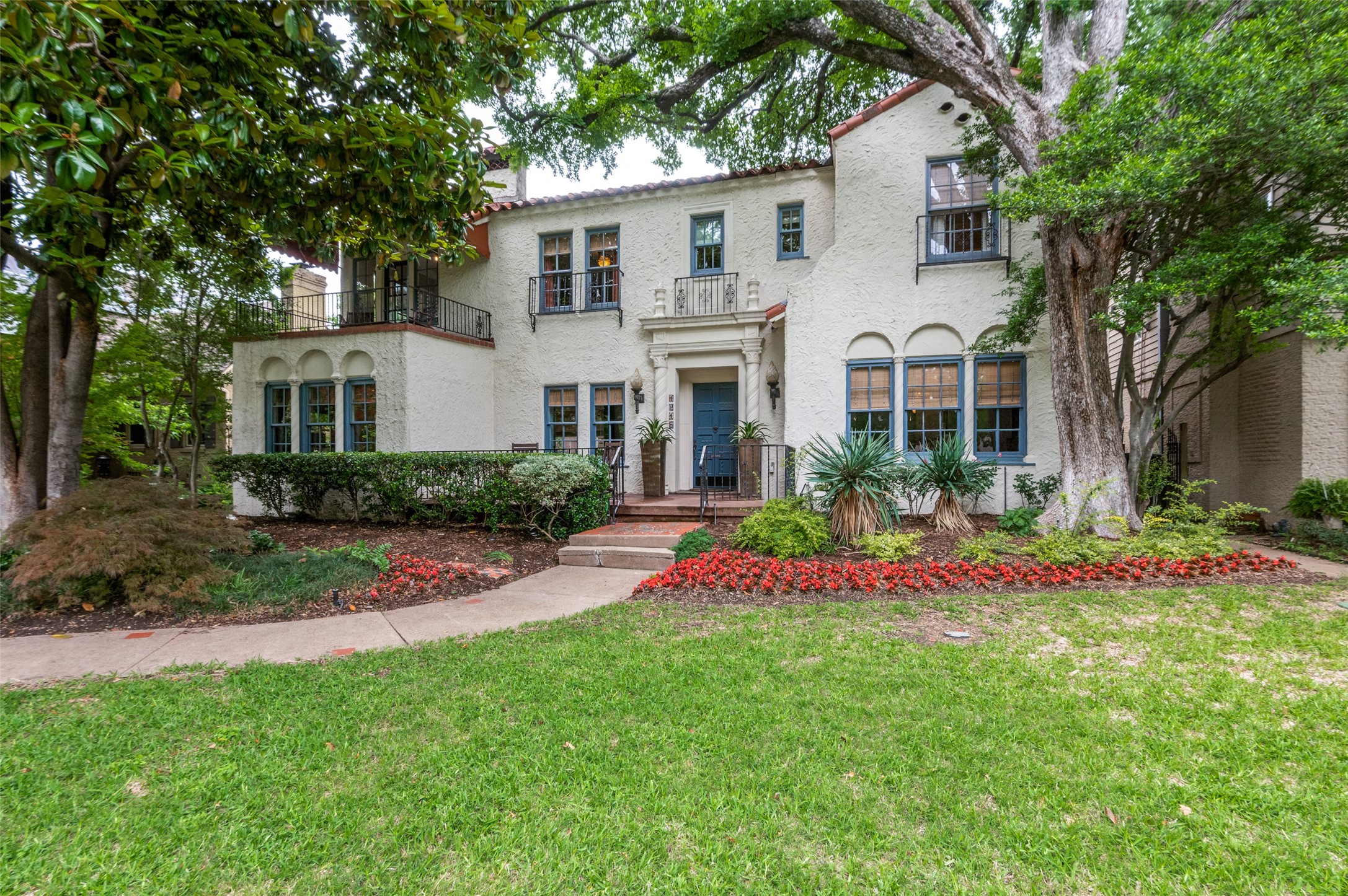 1215 N Winnetka Avenue Dallas TX 75208