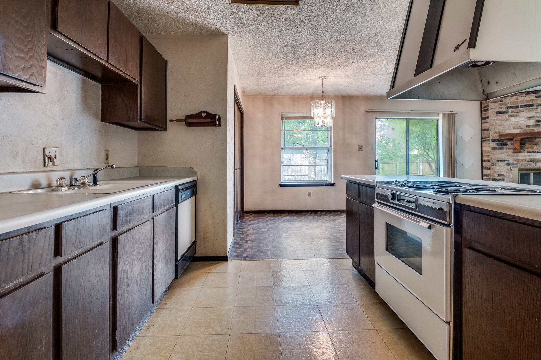 5306 Vincennes Court Arlington TX 76017