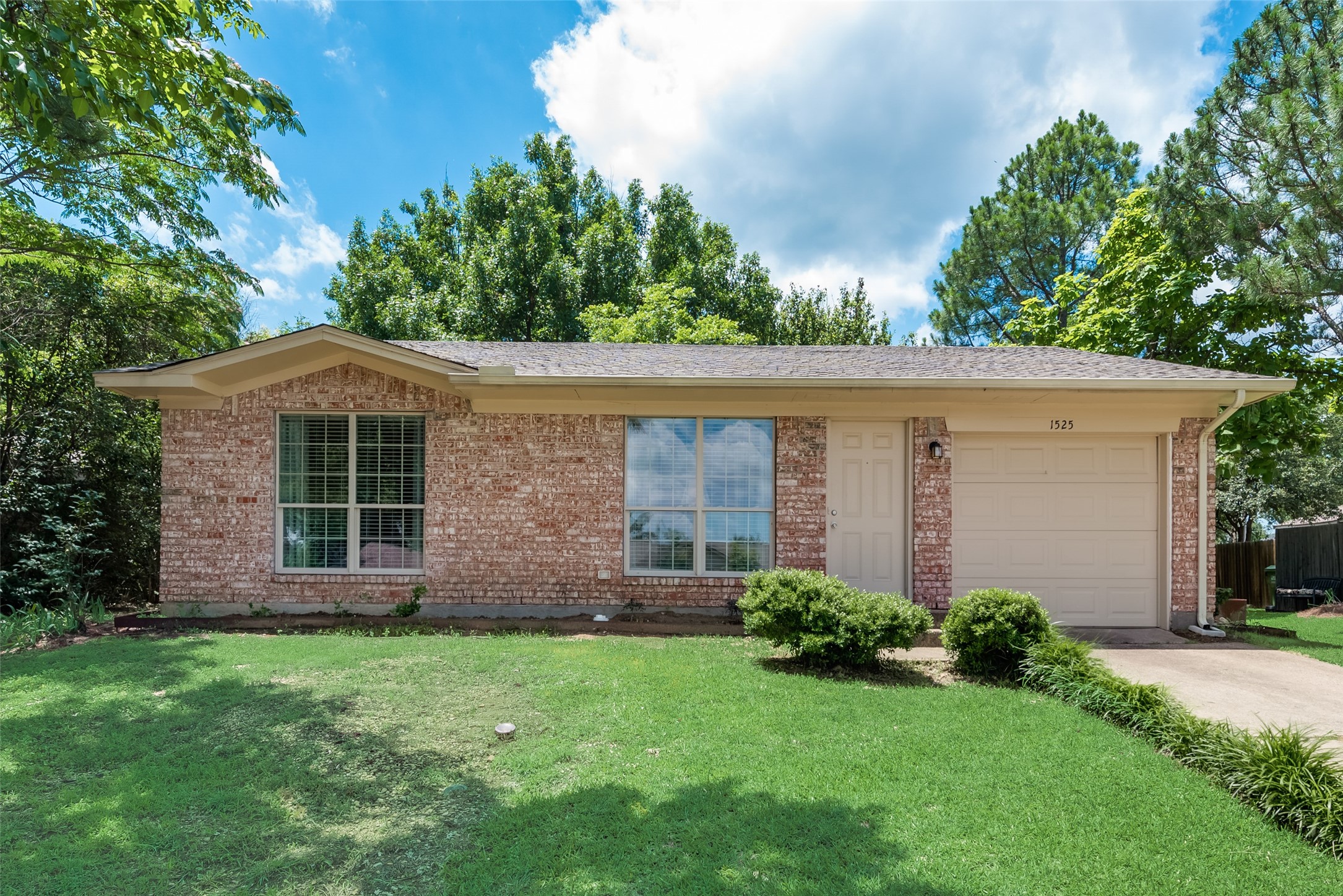 1525 La Fonda Drive Seagoville TX 75159