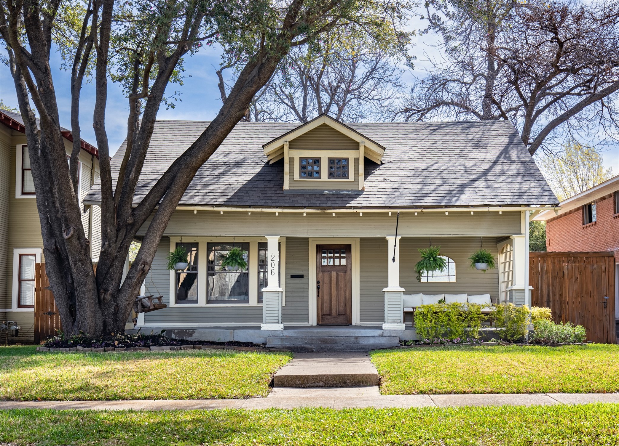 206 S Edgefield Avenue Dallas TX 75208