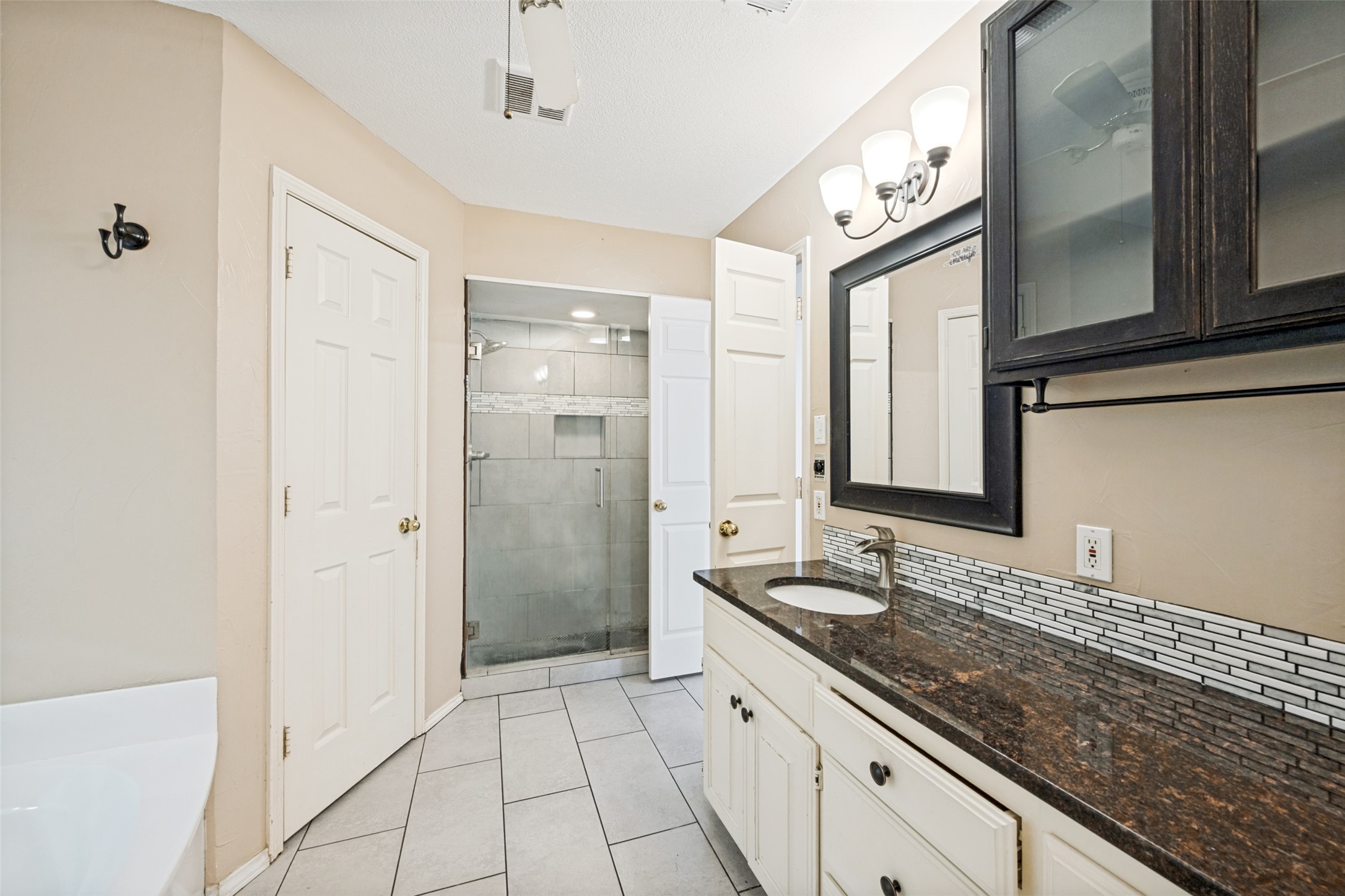 104 Creek Side Court Kennedale TX 76060